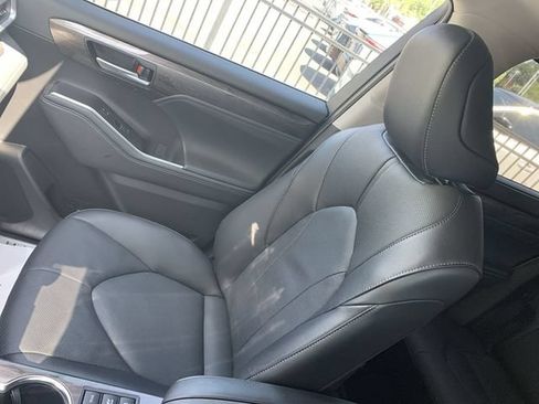Used 2025 Toyota Highlander Limited AWD/4WD image 31