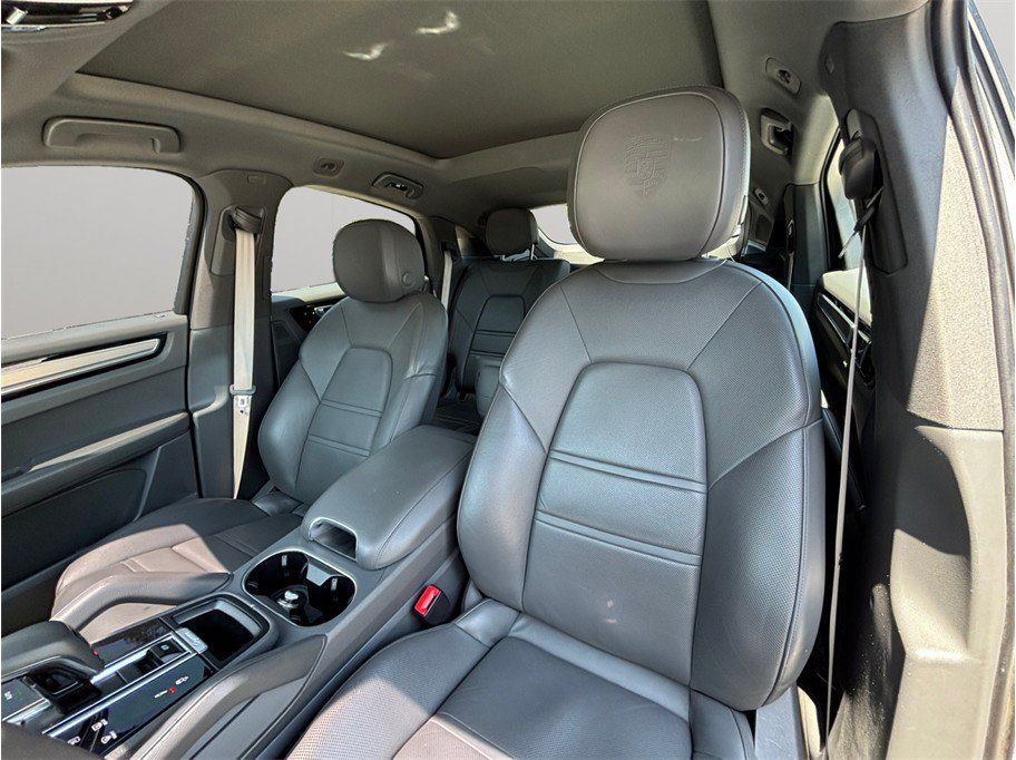 Used 2022 Porsche Cayenne Platinum Edition AWD/4WD image 16