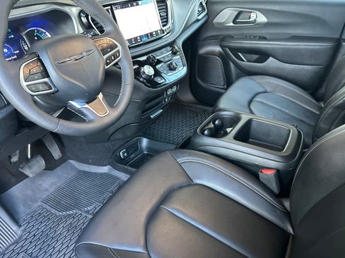 Used 2025 Chrysler Pacifica Select w/ Uconnect Theater Family Group image 11