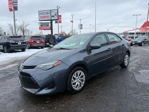 Used 2018 Toyota Corolla LE image 3