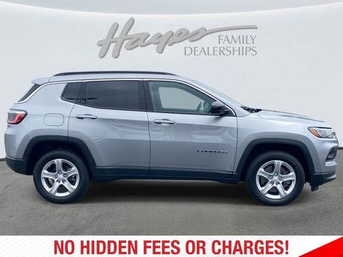 Used 2023 Jeep Compass Latitude AWD/4WD image 2