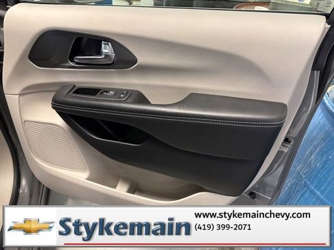 Used 2022 Chrysler Pacifica Touring-L image 24