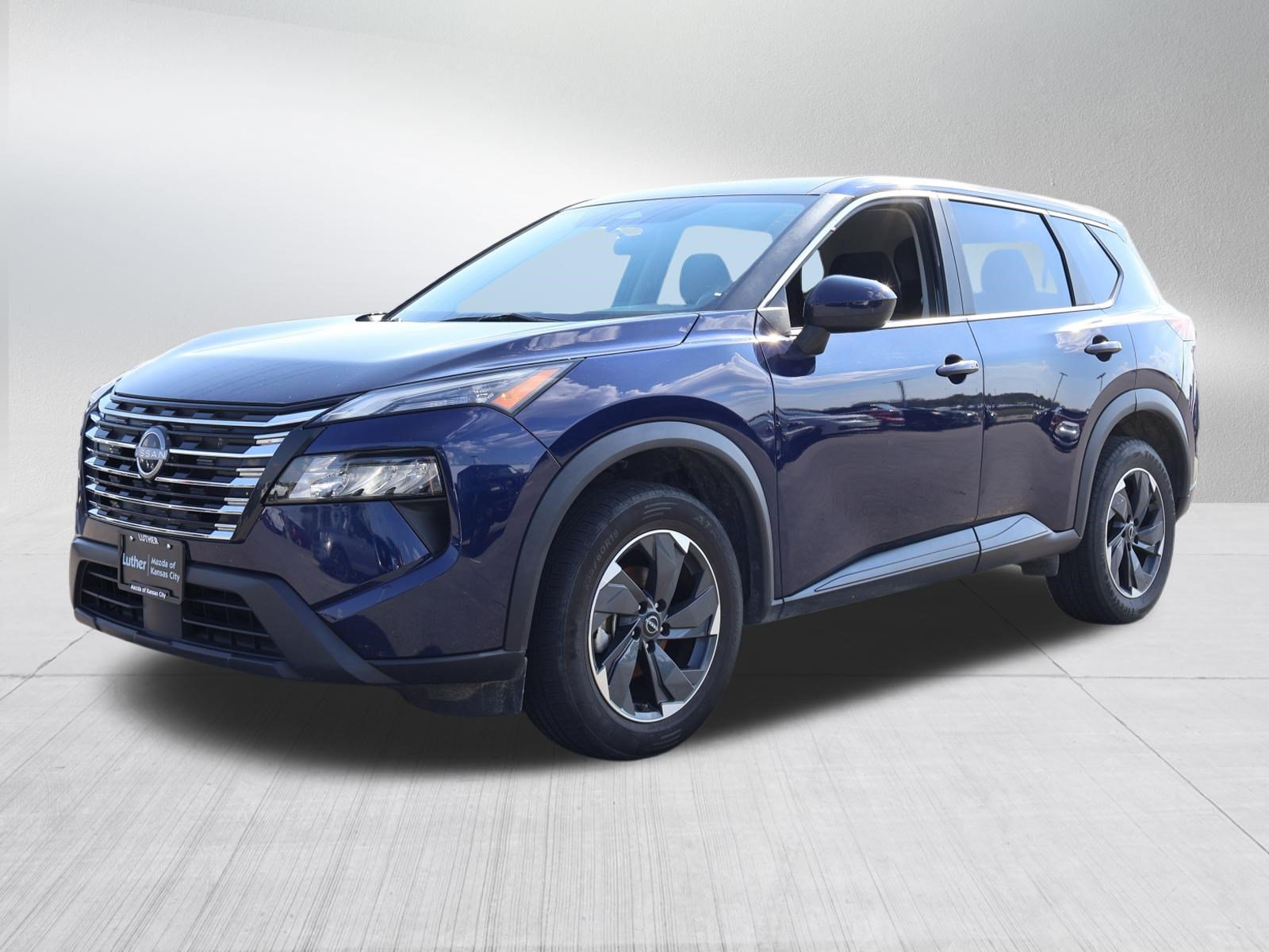 Used 2024 Nissan Rogue SV AWD/4WD image 3