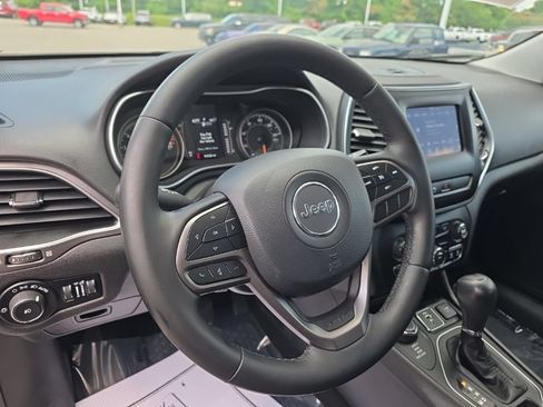 Used 2019 Jeep Cherokee Latitude Plus w/ Cold Weather Group AWD/4WD image 9