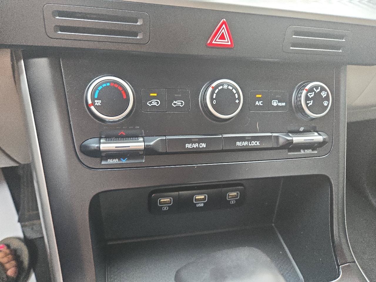 Used 2022 Kia Carnival LX FWD image 22