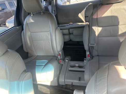 Used 2017 Toyota Sienna XLE w/ XLE Navigation Package FWD image 8