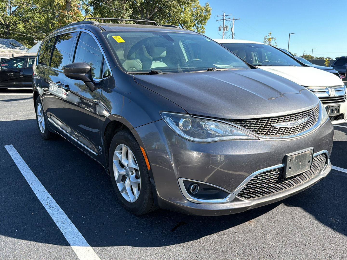 Used 2017 Chrysler Pacifica Touring-L w/ Tire & Wheel Group FWD image 1