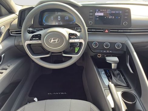Used 2025 Hyundai Elantra SE w/ Cargo Package image 15