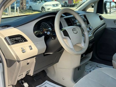 Used 2014 Toyota Sienna L FWD image 19