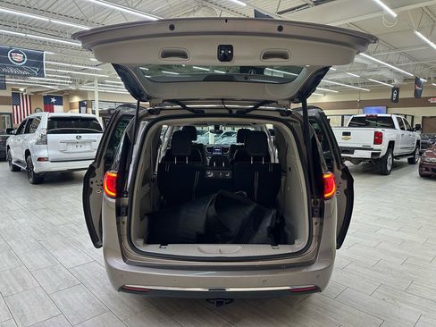 Used 2018 Chrysler Pacifica Touring-L Plus FWD image 10
