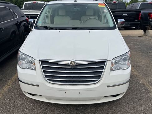 Used 2010 Chrysler Town & Country Limited w/ Entertainment Group #3 FWD image 22