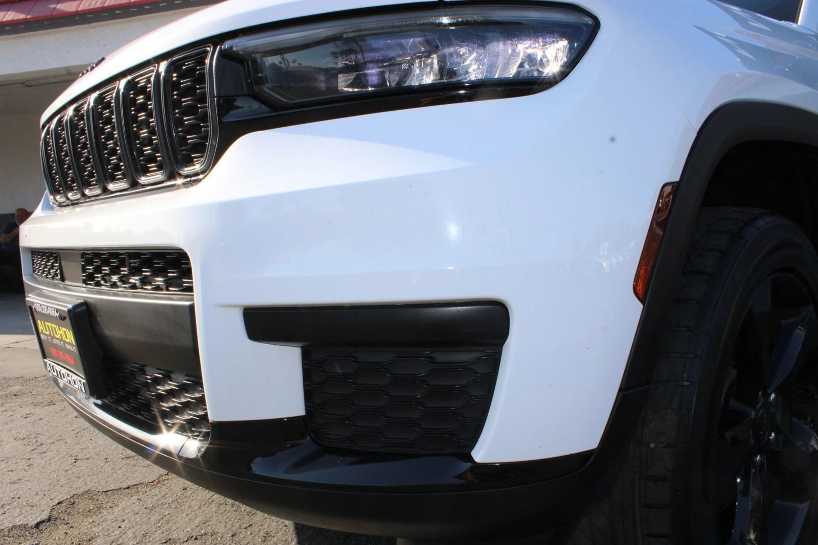 Used 2023 Jeep Grand Cherokee L Laredo RWD image 4