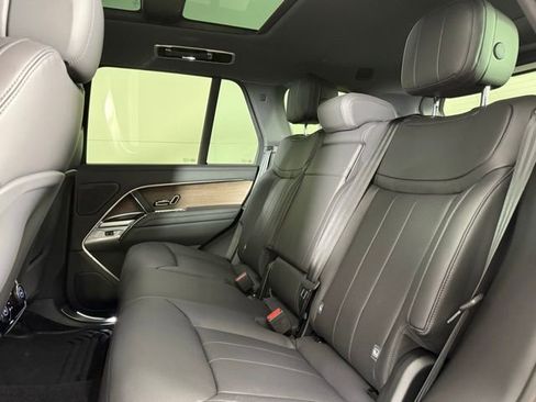 Used 2025 Land Rover Range Rover SE image 24