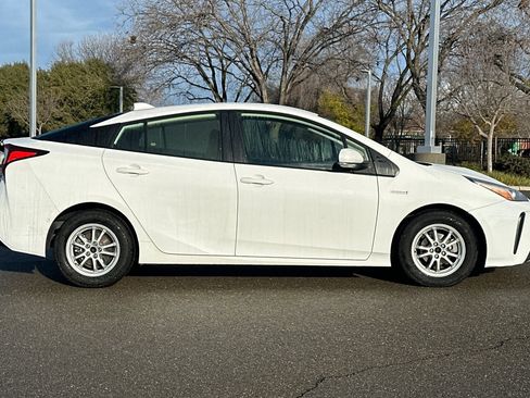Certified 2022 Toyota Prius LE image 3