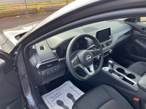 Used 2025 Nissan Altima 2.5 SV FWD image 35