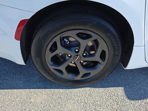 Used 2021 Chrysler Pacifica Limited w/ Uconnect Theater Family Group image 11