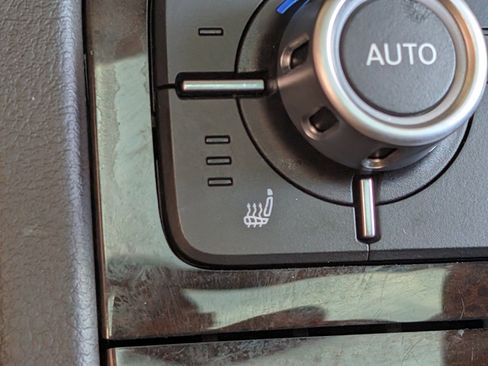 Used 2014 Volkswagen Touareg Executive AWD/4WD image 36