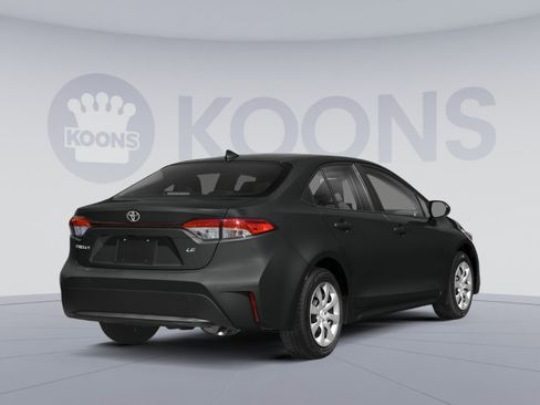Used 2021 Toyota Corolla LE w/ LE Convenience Package image 2