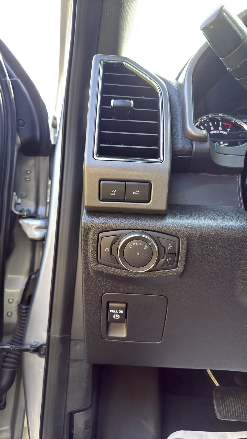 Used 2020 Ford Expedition XLT w/ Equipment Group 202A RWD image 15