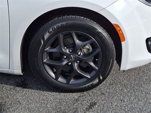 Used 2020 Chrysler Pacifica Touring-L Plus w/ S Appearance Package image 8