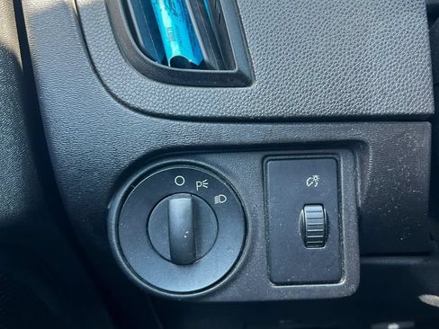 Used 2010 Ford Focus SE FWD image 19