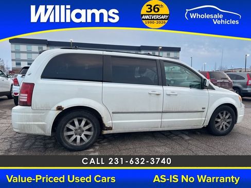 Used 2009 Chrysler Town & Country Touring image 4