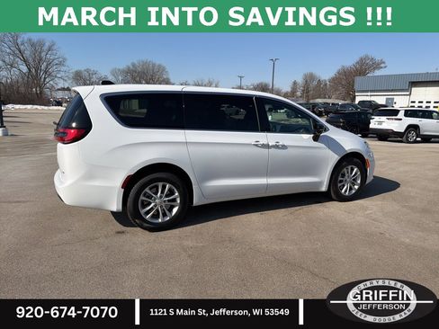 New 2026 Chrysler Pacifica Select image 10