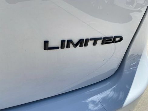 Used 2025 Chrysler Pacifica Limited FWD image 5