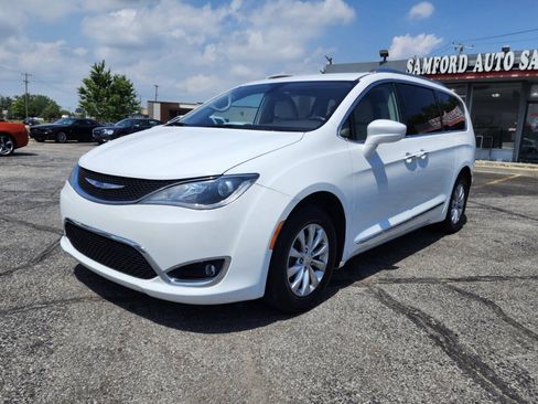 Used 2019 Chrysler Pacifica Touring-L FWD image 2