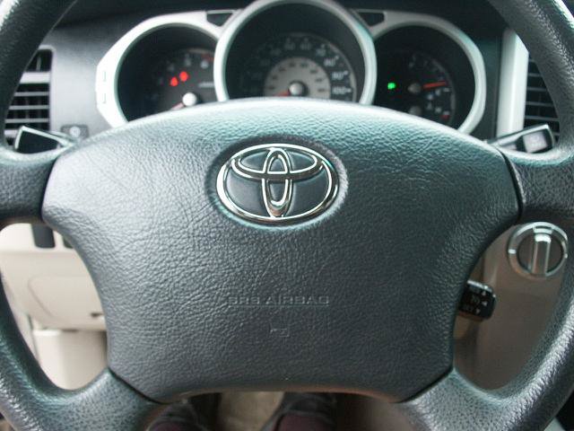 Used 2005 Toyota 4Runner SR5 AWD/4WD image 9