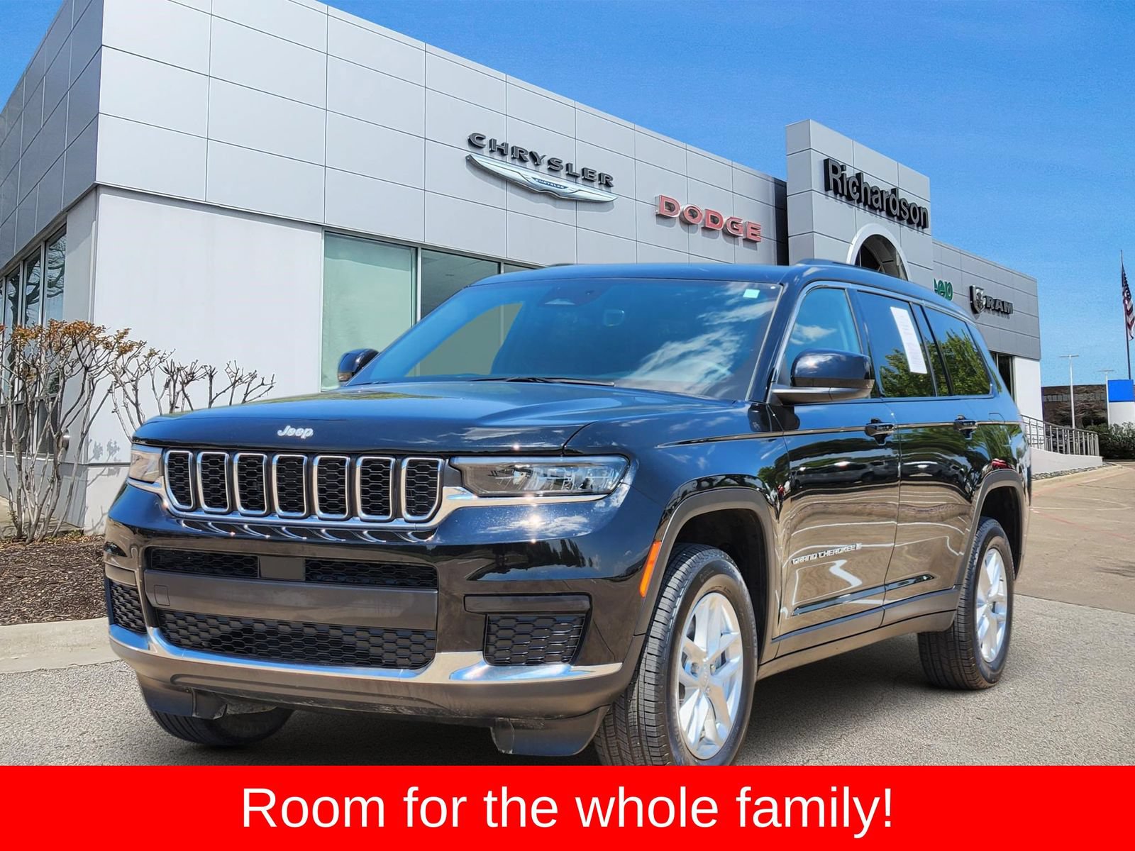Used 2025 Jeep Grand Cherokee L Laredo RWD image 2