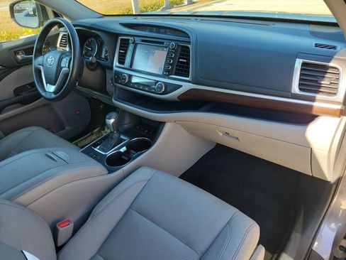 Used 2014 Toyota Highlander Limited image 11