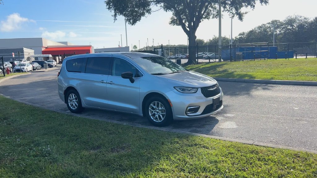 Used 2024 Chrysler Pacifica Touring-L FWD image 2