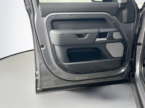 Used 2024 Land Rover Defender 130 X-Dynamic SE image 18