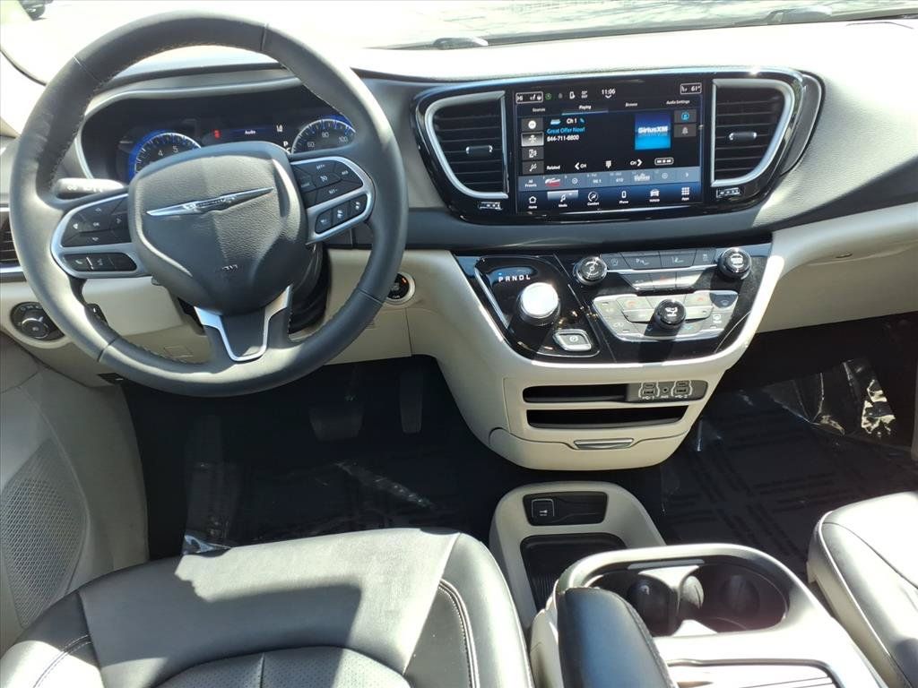 Used 2024 Chrysler Pacifica Touring-L FWD image 9