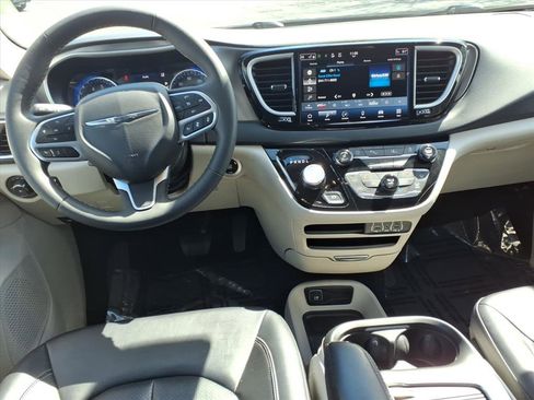 Used 2024 Chrysler Pacifica Touring-L FWD image 9