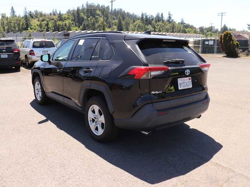 Used 2021 Toyota RAV4 LE AWD/4WD image 7