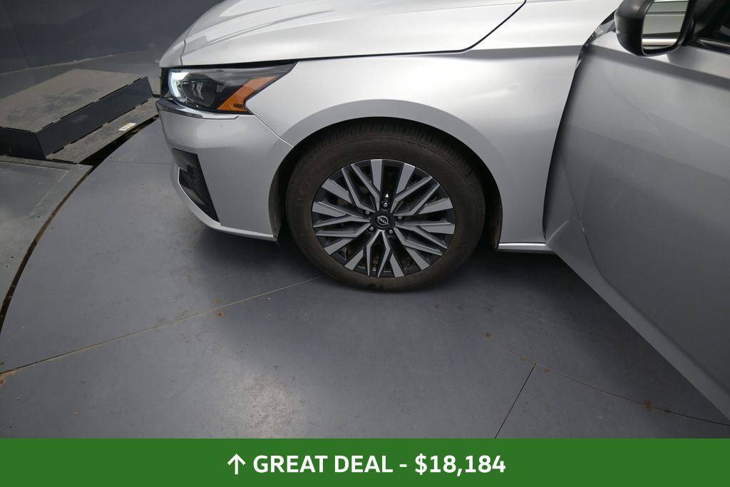 Used 2024 Nissan Altima 2.5 SV FWD image 14