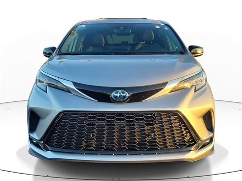 Used 2023 Toyota Sienna XSE image 3