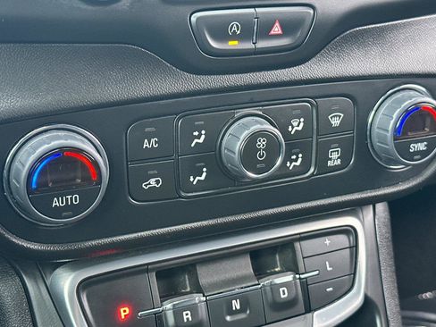 Used 2024 GMC Terrain SLT image 19