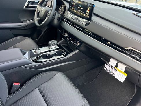 New 2025 Mitsubishi Outlander ES image 17