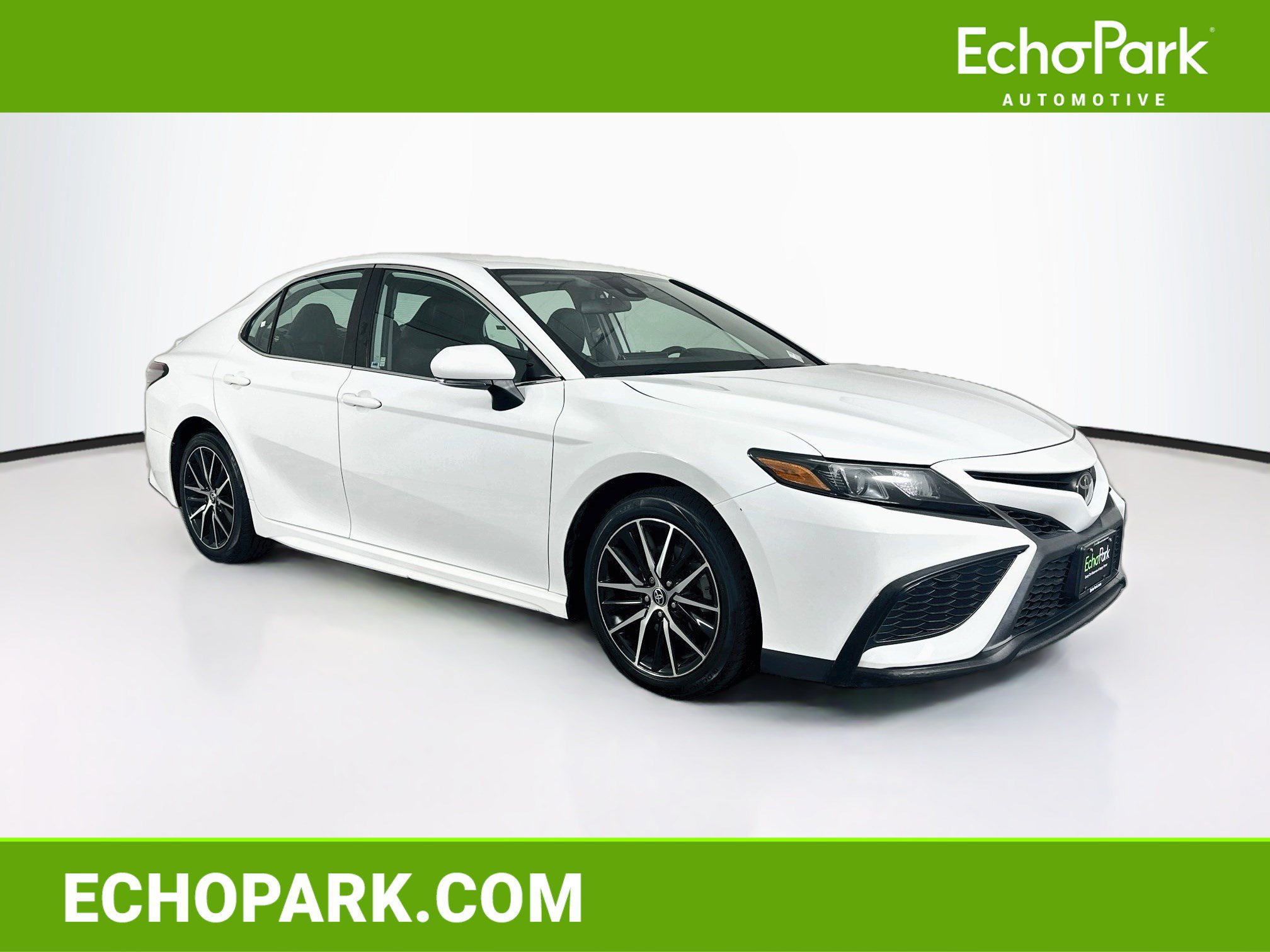 Used 2022 Toyota Camry SE FWD image 1