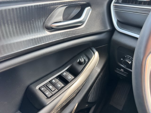 Used 2023 Jeep Grand Cherokee Altitude AWD/4WD image 14