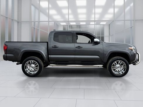 Used 2018 Toyota Tacoma TRD Off-Road AWD/4WD image 7