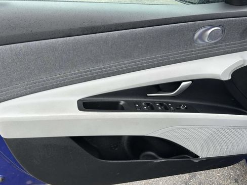 Used 2025 Hyundai Elantra Limited FWD image 23