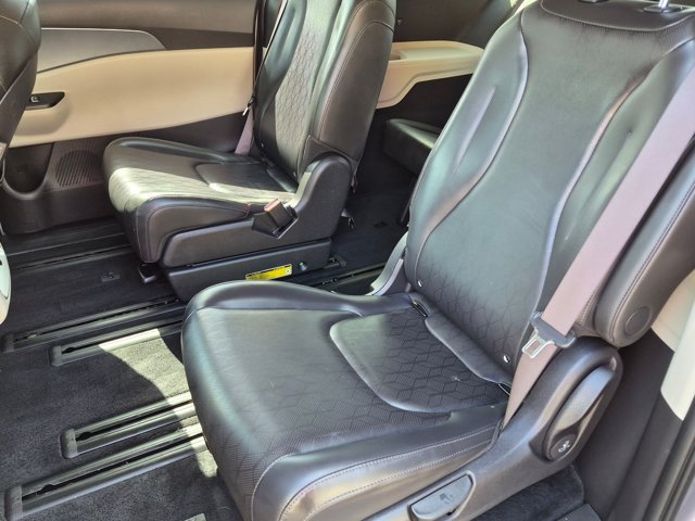 Used 2023 Kia Carnival LX FWD image 16