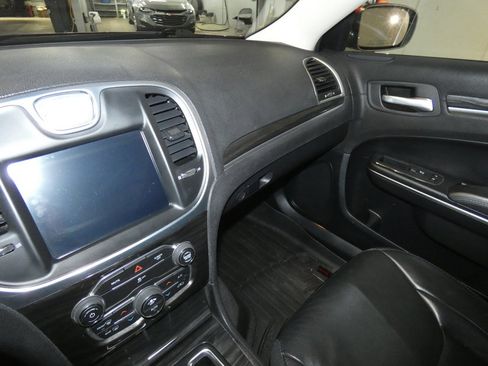 Used 2017 Chrysler 300 Limited image 10