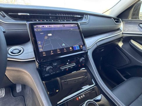 Used 2024 Jeep Grand Cherokee Limited image 17