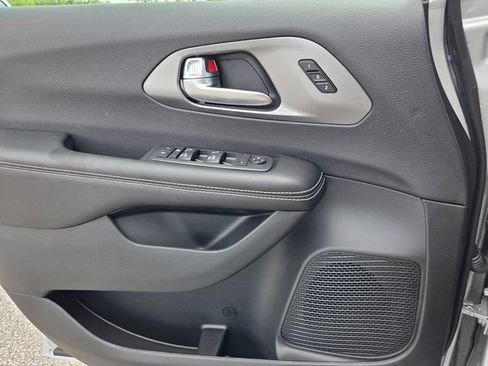 New 2026 Chrysler Pacifica Select FWD image 16