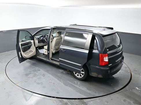 Used 2013 Chrysler Town & Country Touring image 58
